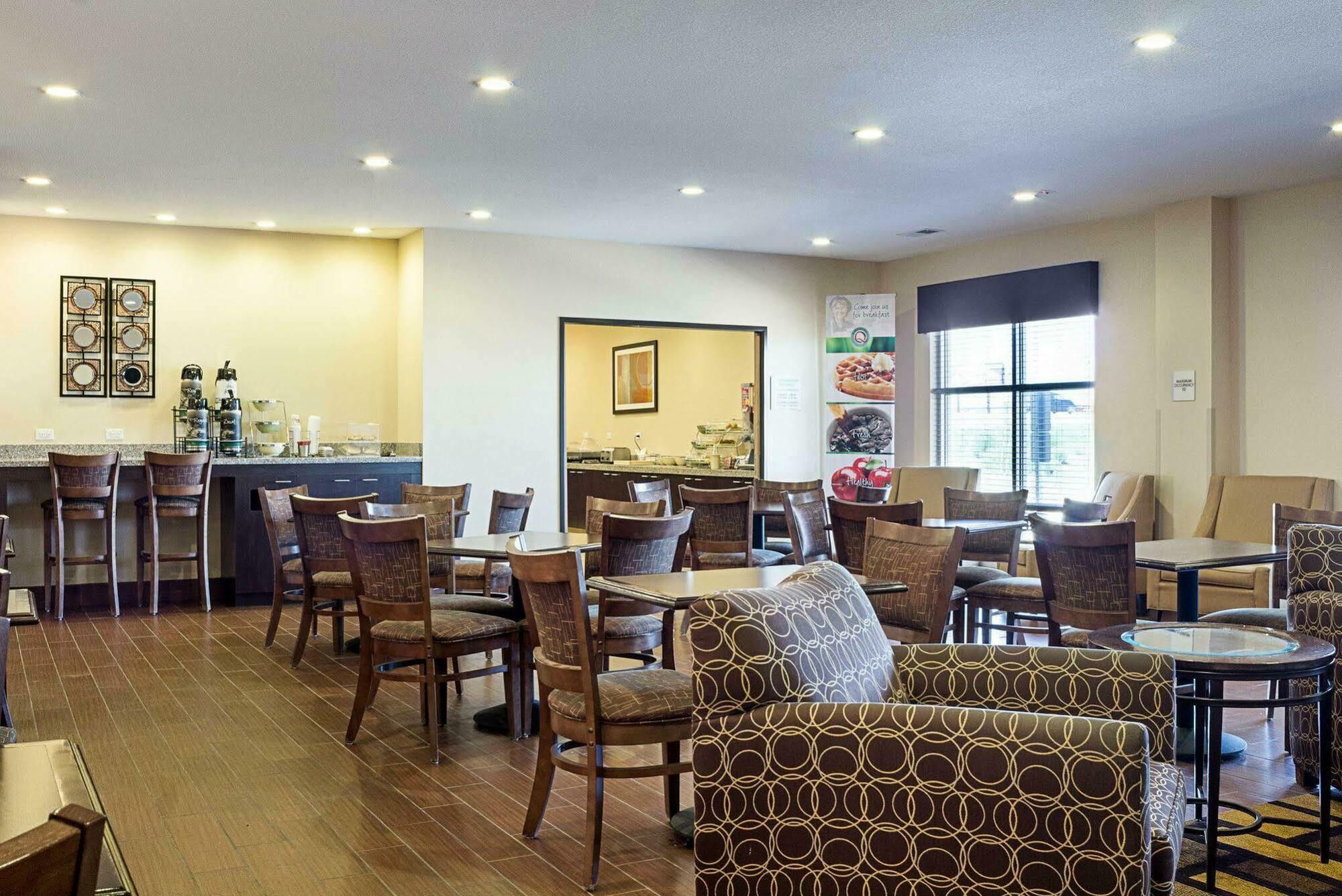 Quality Inn & Suites Minot Exterior photo
