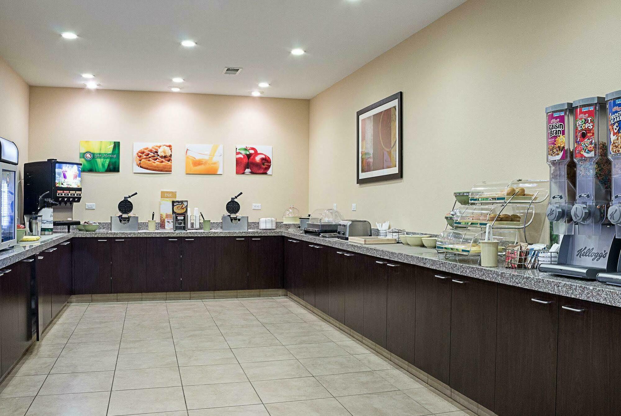Quality Inn & Suites Minot Exterior photo